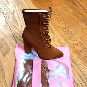 Heeled lace up boots